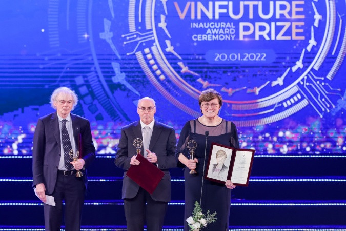 GS. Katalin Kariko và TS. Drew Weissman nhận Giải thưởng chính VinFuture mùa đầu tiên, tháng 1.2022 (Ảnh: VFP) GS. Katalin Kariko và TS. Drew Weissman nhận Giải thưởng chính VinFuture mùa đầu tiên, tháng 1.2022 (Ảnh: VFP)