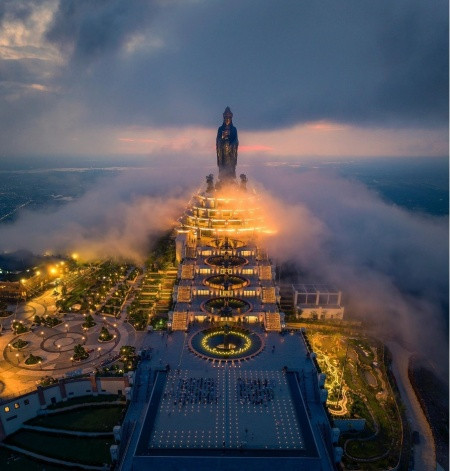 Toàn cảnh đỉnh núi Bà Đen huyền ảo. Ảnh: Tuấn Nguyễn Toàn cảnh đỉnh núi Bà Đen huyền ảo. Ảnh: Tuấn Nguyễn