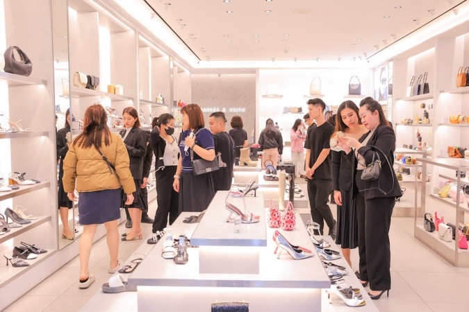 Tung ra ưu đãi khủng lên tới 50% và giảm thêm 15% khi mua từ 03 sản phẩm, Charles &amp; Keith đón hàng trăm lượt khách ngay từ những ngày đầu Black Friday