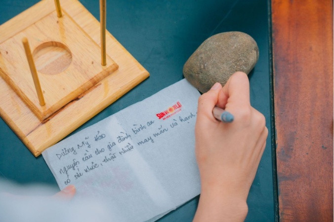 Du khách tự viết lời nguyện ước lên ngọn đăng trên đỉnh núi Bà Đen. Ảnh: Sun World Ba Den Mountain Du khách tự viết lời nguyện ước lên ngọn đăng trên đỉnh núi Bà Đen. Ảnh: Sun World Ba Den Mountain