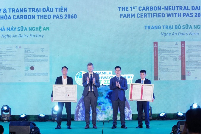 Vinamilk đón nhận chứng nhận trung hòa carbon cho nhà máy và trang trại đầu tiên Vinamilk đón nhận chứng nhận trung hòa carbon cho nhà máy và trang trại đầu tiên