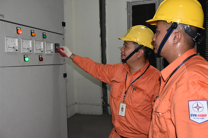 Kỹ sư EVNHANOI kiểm tra tình trạng vận hành thiết bị