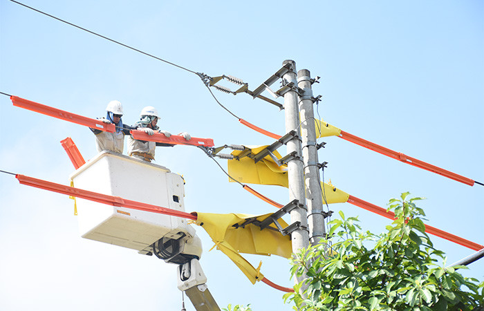 EVNHANOI thực hiện kiểm tra đường dây và áp dụng triển khai sửa chữa điện nóng nhằm đảm bảo cung cấp điện liên tục, an toàn trong dịp lễ Quốc khánh 2/9 EVNHANOI thực hiện kiểm tra đường dây và áp dụng triển khai sửa chữa điện nóng nhằm đảm bảo cung cấp điện liên tục, an toàn trong dịp lễ Quốc khánh 2/9