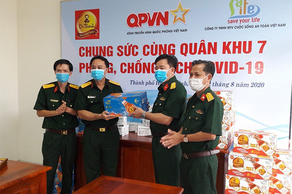 Chiều ngày 12/8, 36.000 sản phẩm Trà Thanh Nhiệt Dr Thanh cũng được trao tặng cho các điểm cách ly tại Quân khu 7 nhằm góp phần tiếp sức người dân, các y bác sỹ, chiến sỹ trên tuyến đầu chống dịch Chiều ngày 12/8, 36.000 sản phẩm Trà Thanh Nhiệt Dr Thanh cũng được trao tặng cho các điểm cách ly tại Quân khu 7 nhằm góp phần tiếp sức người dân, các y bác sỹ, chiến sỹ trên tuyến đầu chống dịch