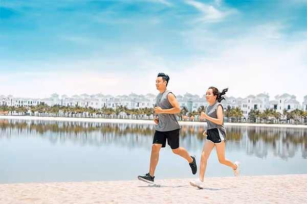 Tận hưởng cuộc sống năng động tại thành phố biển hồ: chạy bộ trên bãi biển, tập thể thao tại sân tập gym ngoài trời…