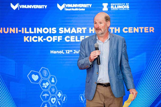 Giáo sư Philippe H Geubelle - Phó Viện Trưởng, Trường Kỹ thuật Grainger, UIUC phát biểu tại buổi lễ khai trương Trung tâm Nghiên cứu sức khỏe thông minh VinUni-Illinois Giáo sư Philippe H Geubelle - Phó Viện Trưởng, Trường Kỹ thuật Grainger, UIUC phát biểu tại buổi lễ khai trương Trung tâm Nghiên cứu sức khỏe thông minh VinUni-Illinois
