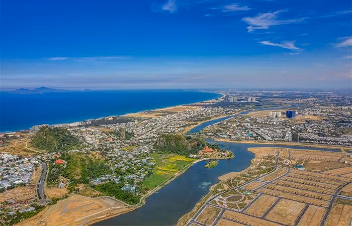 Khu vực Đông Nam Đà Nẵng sở hữu vị trí tựa sơn hướng thủy hiếm có, rất phù hợp để kiến tạo những khu đô thị đẳng cấp.