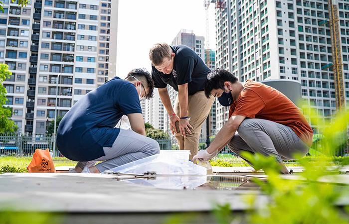 Sinh viên VinUni tham gia dự án nghiên cứu về Giám sát dịch tễ nước thải ở Việt Nam của Trung tâm nghiên cứu Sức khỏe thông minh VinUni-Illinois