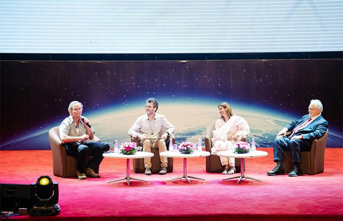 Tọa đàm thảo luận về chủ đề lồng ghép nghiên cứu trong giảng dạy có sự tham gia của TS. Jay Siegel - Chủ tịch, Ban Cố vấn quốc tế SPST, ĐH Thiên Tân; GS. Wray Buntine - Giám đốc Chương trình Khoa học máy tính, Viện Kỹ thuật và Khoa học máy tính, ĐH VinUni; BS. Zarrin Siddiqui - GĐ Chương trình Bác sĩ y khoa VinUni và GS. Maurizio Trevisan, Trưởng khoa, Viện Khoa học sức khỏe, ĐH VinUni (từ trái qua)