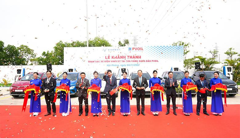 Lãnh đạo VinFast và PVOIL chính thức cắt băng khánh thành trạm sạc xe điện đầu tiên tại cửa hàng xăng dầu PVOIL vào sáng 4/7/2022 tại cửa hàng PVOIL Cát Hải, Hải Phòng