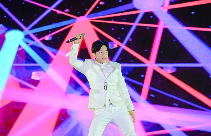 “Anh Bo” Đan Trường đẩy cao trào cảm xúc cho khán giả Sầm Sơn cuối tuần qua