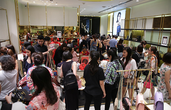 Vincom Black Friday thu hút hàng nghìn lượt khách hàng mỗi ngày tại các gian hàng thời trang, phụ kiện