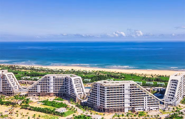 Công trình gây chú ý đặc biệt trong phân khúc nghỉ dưỡng hạng sang bởi số phòng kỷ lục ước tính 1.500 phòng, với sức chứa khoảng 3.500 người. Với thông số này, khách sạn đã trở thành “tân binh” mới nhất trong số các khách sạn 5 sao có quy mô lớn nhất Việt Nam.