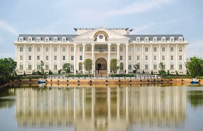 Khách sạn chính với kiến trúc châu Âu tinh tế, cổ điển Khách sạn chính với kiến trúc châu Âu tinh tế, cổ điển