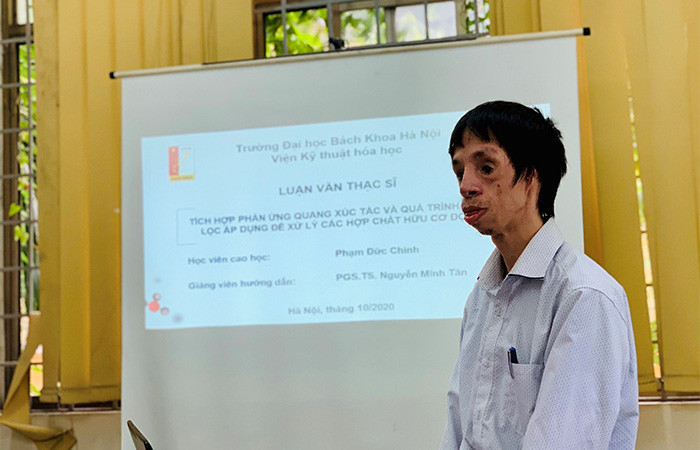 Phạm Đức Chinh trong buổi bảo vệ luận văn Thạc sĩ tại Trường đại học Bách khoa Hà Nội – Viện Kỹ thuật hóa học Phạm Đức Chinh trong buổi bảo vệ luận văn Thạc sĩ tại Trường đại học Bách khoa Hà Nội – Viện Kỹ thuật hóa học