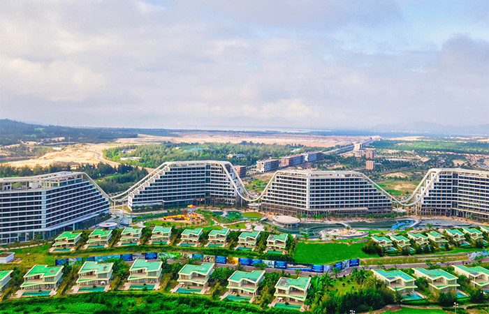 Trong loạt ảnh mới công bố lần này, những hình ảnh về bể bơi ngoài trời trải dài tới 1km bao trùm trước 4 tòa khách sạn vẫn được giữ bí mật tới phút chót, khiến sức hút của tọa độ tâm điểm này càng tăng nhiệt.