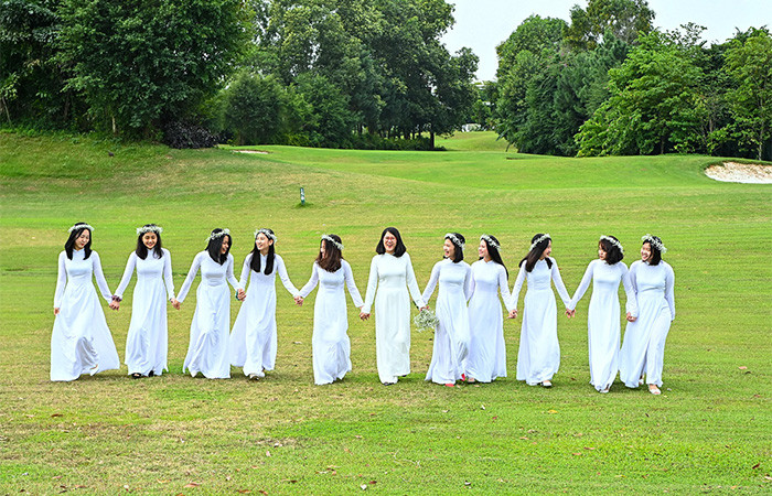 Thướt tha tà áo trắng giữa những mảng màu xanh - Ảnh: Hoàng Giang Huy Thướt tha tà áo trắng giữa những mảng màu xanh - Ảnh: Hoàng Giang Huy