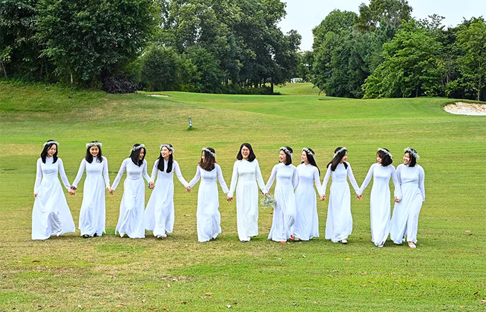 Thướt tha tà áo trắng giữa những mảng màu xanh - Ảnh: Hoàng Giang Huy