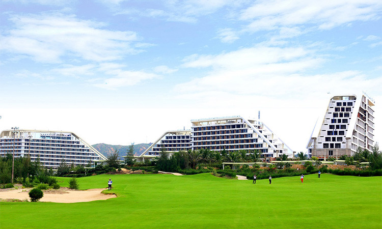 Với lợi thế tọa lạc trong quần thể FLC Quy Nhơn, khách sạn này cũng thừa hưởng thêm hơn 70 tiện ích nghỉ dưỡng - giải trí tiêu chuẩn 5 sao của quần thể này, trong đó có sân golf dạng links 36 hố - Top 3 sân golf đẹp nhất tại khu vực châu Á – Thái Bình Dương.