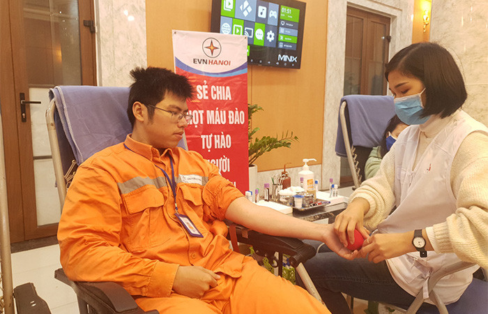 CBCNV EVNHANOI tham gia hiến máu tình nguyện