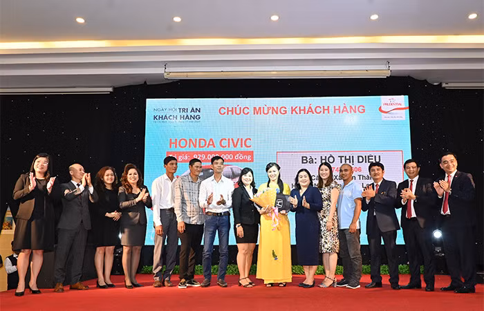 Khách hàng Hồ Thị Diệu đến từ tỉnh Long An chính thức đón nhận Honda Civic – phần quà giá trị lớn nhất chương trình “Sống tràn niềm vui, hè tràn sức khỏe”