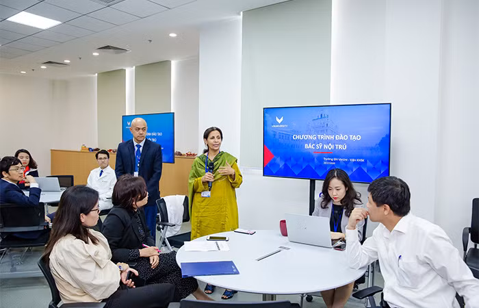 Đại diện lãnh đạo Viện Khoa học sức khỏe (trường ĐH VinUni) giới thiệu về chương trình đào tạo Bác sỹ nội trú trong ngày khai giảng Đại diện lãnh đạo Viện Khoa học sức khỏe (trường ĐH VinUni) giới thiệu về chương trình đào tạo Bác sỹ nội trú trong ngày khai giảng