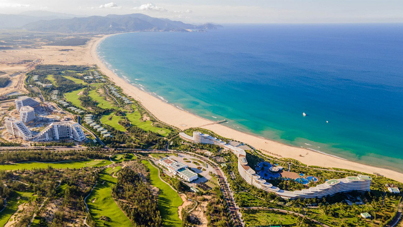 Sân golf 36 hố bao bọc khách sạn 1.500 phòng FLC Grand Hotel Quy Nhơn (trái) và khách sạn FLC Luxury Hotel Quy Nhơn (phải)