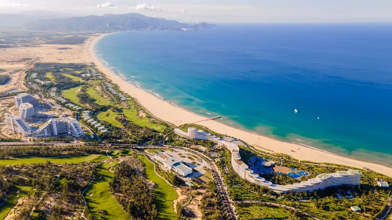 Sân golf 36 hố bao bọc khách sạn 1.500 phòng FLC Grand Hotel Quy Nhơn (trái) và khách sạn FLC Luxury Hotel Quy Nhơn (phải) Sân golf 36 hố bao bọc khách sạn 1.500 phòng FLC Grand Hotel Quy Nhơn (trái) và khách sạn FLC Luxury Hotel Quy Nhơn (phải)