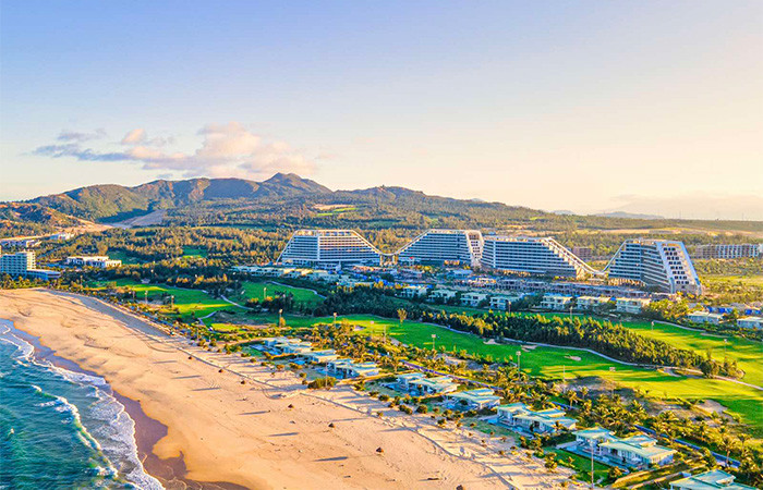 Công trình có chiều dài xấp xỉ 1km, bao gồm 4 tòa khách sạn cao 11 tầng hướng ra biển, được thiết kế độc đáo với những đường cong uốn lượn mềm mại tựa như chuỗi ADN khổng lồ trải dài ven biển.