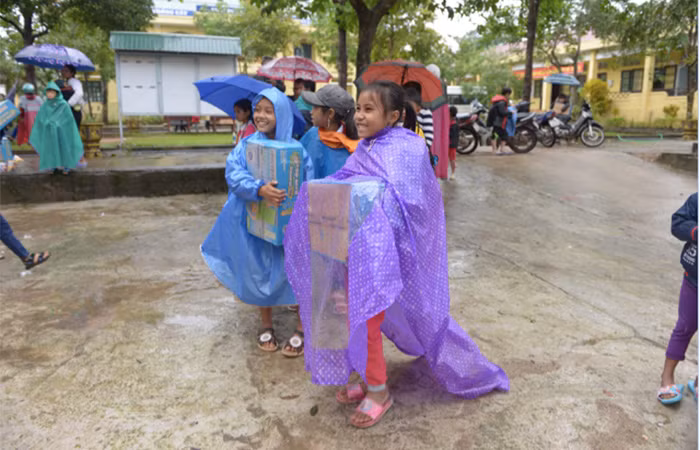 Học sinh trường Tà Rụt vui mừng nhận sữa Cô Gái Hà Lan - nguồn động viên, tiếp thêm sức mạnh cho các em vượt khó khăn, thử thách để vững vàng trên hành trình học tập của mình.