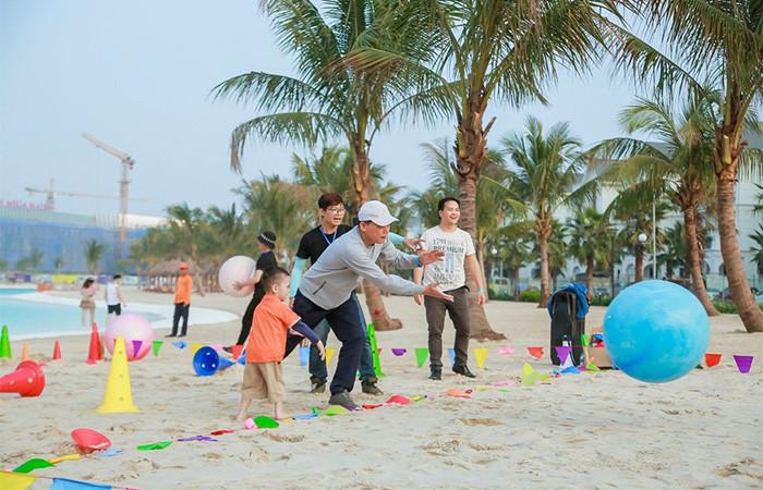 Với biển hồ nước mặn kế bên, Vincom Mega Mall Ocean Park là điểm đến dã ngoại và mua sắm cho cả gia đình