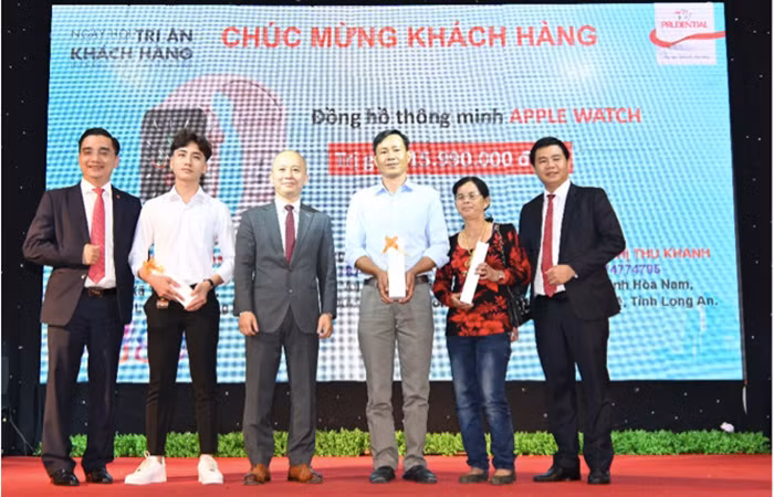 Đại diện Prudential Việt Nam trao tặng phần quà đồng hồ thông minh Apple Watch cho các khách hàng may mắn