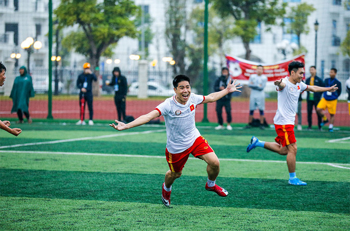 Các cầu thủ ăn mừng chiến thắng trên “chảo lửa”sân vận động Đại học VinUni