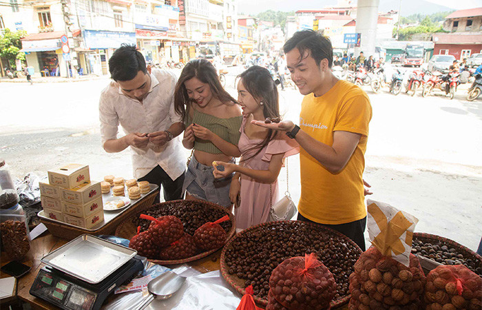 Hạt dẻ và bánh hạt dẻ tại Sa Pa là món ăn nhiều du khách tìm mua về làm quà Hạt dẻ và bánh hạt dẻ tại Sa Pa là món ăn nhiều du khách tìm mua về làm quà