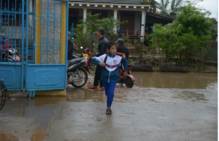 Trận lũ lịch sử đã gây muôn vàn khó khăn cho người dân miền Trung, đặc biệt là các em học sinh