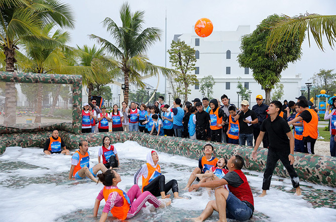 Các hoạt động teambuilding được đông đảo cư dân tham gia tích cực, tạo nên bầu không khí sôi động trên bãi biển của Vinhomes Ocean Park trong ngày cuối tuần.
