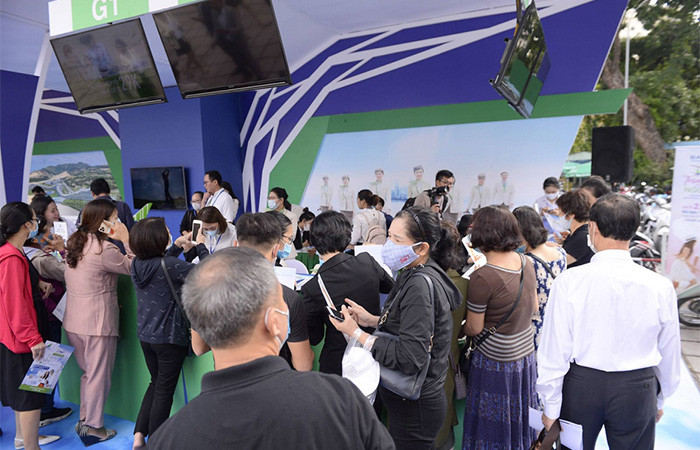 Du khách hào hứng check-in tại gian hàng FLC Hotels &amp; Resorts và Bamboo Airways