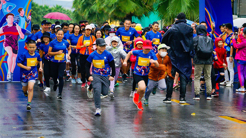 Hàng trăm vận động viên cùng nhau xuất phát trong giải chạy Happy Run Marathon