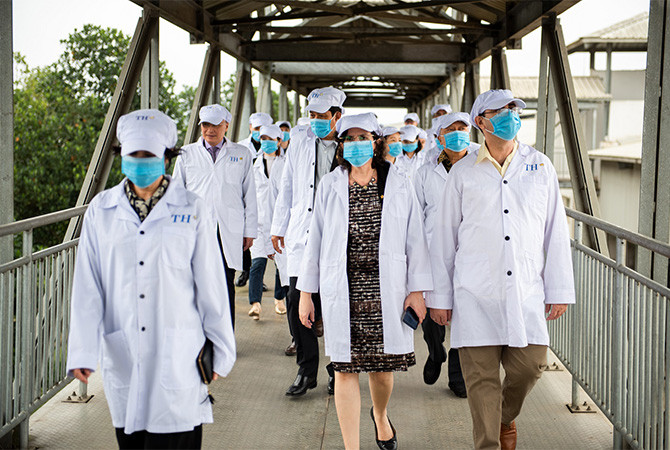 Các Đại sứ đích thân đi thăm cánh đồng nguyên liệu bát ngát của TH tại Nghệ An và ngạc nhiên trước năng suất thu hoạch của các máy móc công nghệ cao mà TH áp dụng. Các Đại sứ đích thân đi thăm cánh đồng nguyên liệu bát ngát của TH tại Nghệ An và ngạc nhiên trước năng suất thu hoạch của các máy móc công nghệ cao mà TH áp dụng.