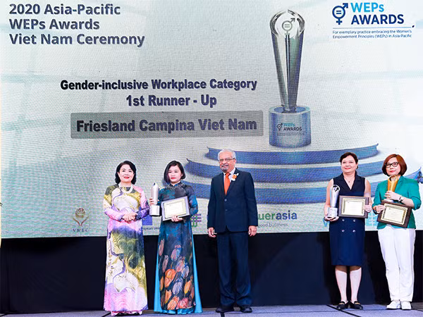 Bà Phan Nam Trân (thứ hai từ trái sang), Giám đốc nhân sự Friesland Campina Việt Nam nhận giải thưởng “Bình đẳng giới tại nơi làm việc”