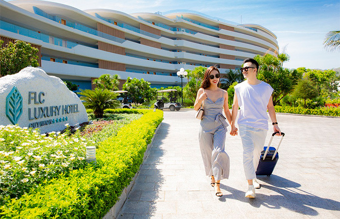 Check in với background là những mái vòm uốn lượn tại tiền sảnh FLC Luxury Hotel