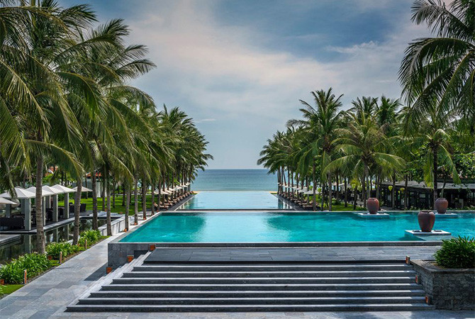 Các bể bơi chính liền kề với sắc xanh ngọc ngà như nối dài ra biển xa (Ảnh: Fanpage Four Seasons Resort The Nam Hai, Hoi An, Vietnam) Các bể bơi chính liền kề với sắc xanh ngọc ngà như nối dài ra biển xa (Ảnh: Fanpage Four Seasons Resort The Nam Hai, Hoi An, Vietnam)