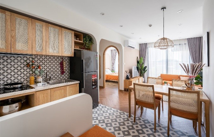 Một mẫu căn hộ 1 phòng ngủ 43m2 tại Vinhomes Smart City sử dụng nội thất gỗ kết hợp mây tre mộc mạc, thân thuộc với người Việt đem đến vẻ đẹp nhẹ nhàng. Sự đồng nhất tông màu sáng, bóng gương giúp nới rộng không gian, tạo cảm giác mát mẻ cho tổng thể căn hộ. Một mẫu căn hộ 1 phòng ngủ 43m2 tại Vinhomes Smart City sử dụng nội thất gỗ kết hợp mây tre mộc mạc, thân thuộc với người Việt đem đến vẻ đẹp nhẹ nhàng. Sự đồng nhất tông màu sáng, bóng gương giúp nới rộng không gian, tạo cảm giác mát mẻ cho tổng thể căn hộ.