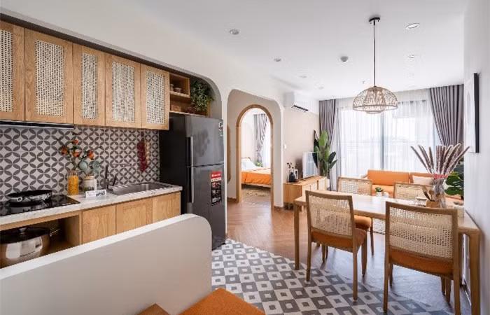 Một mẫu căn hộ 1 phòng ngủ 43m2 tại Vinhomes Smart City sử dụng nội thất gỗ kết hợp mây tre mộc mạc, thân thuộc với người Việt đem đến vẻ đẹp nhẹ nhàng. Sự đồng nhất tông màu sáng, bóng gương giúp nới rộng không gian, tạo cảm giác mát mẻ cho tổng thể căn hộ.