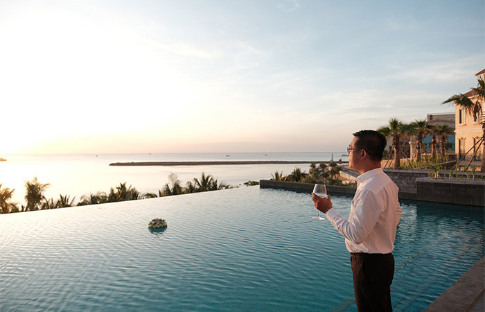 Tiệc trà chiều diễn ra bên bể bơi Central Village khi ánh hoàng hôn dần buông. Tiệc trà chiều diễn ra bên bể bơi Central Village khi ánh hoàng hôn dần buông.