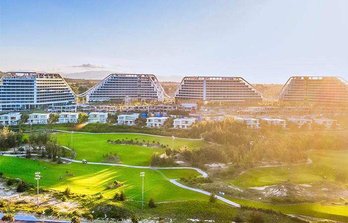 Được tư vấn bởi những kiến trúc sư lừng danh đến từ Baumschlager Eberle Architekten (BE) - thương hiệu nổi tiếng với việc tối ưu hóa các concept "xanh" trong thiết kế, FLC Grand Hotel Quy Nhon được xem là một tuyệt tác nghỉ dưỡng hướng tới sự hòa hợp của kiến trúc hiện đại và thiên nhiên tươi đẹp.