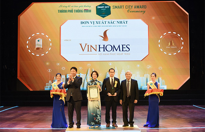 Nguyên Bộ trưởng Bộ Khoa học và công nghệ Nguyễn Quân và Chủ tịch VINASA - ông Trương Gia Bình trao giải thưởng “Doanh nghiệp xuất sắc cung cấp dự án bất động sản thông minh” cho đại diện Vinhomes và VinSmart