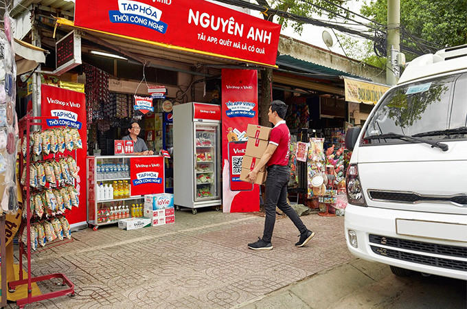 Giải pháp ứng vốn của VinShop và Techcombank giúp chủ tiệm tạp hóa giảm bớt gánh nặng tài chính khi chuẩn bị nguồn hàng bán dịp Tết.