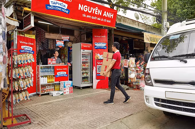 Giải pháp ứng vốn của VinShop và Techcombank giúp chủ tiệm tạp hóa giảm bớt gánh nặng tài chính khi chuẩn bị nguồn hàng bán dịp Tết.