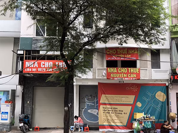 Nhiều cửa hàng đóng cửa, treo biển cho thuê san sát nhau trên phố Lê Thánh Tôn, TP.HCM. (Ảnh: Hoàng Đức)